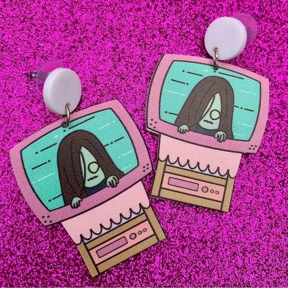 Creepy Cute Halloween Earrings Goth Cartoon "The Ring" Horror Movie Jewelry - Picture 5 of 6